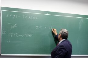 teacher-2454399_1280