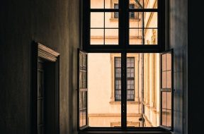 window-4568599_640